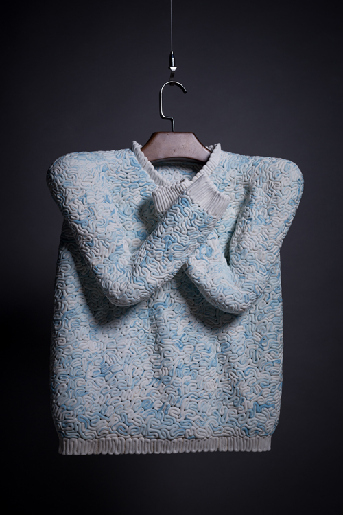《毛衣系列》―冷，胡顯龍，陶泥，59cm×47cm×47cm，2016