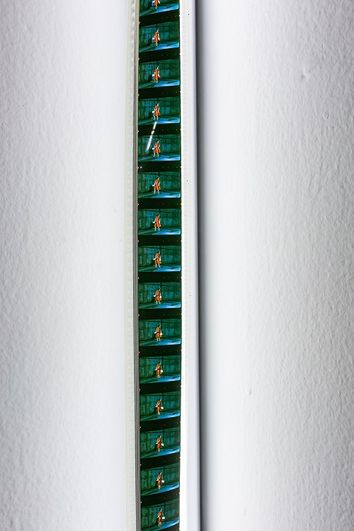 楔子-前言-過場-後記，李曉琳，投影燈、壓克力顏料，鏡子，絲絨簾、光管、35mm電影菲林，尺寸可變，2021