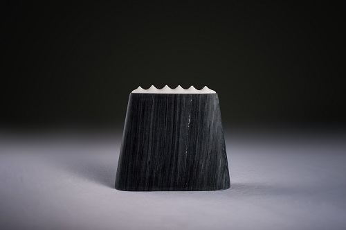 黑嶺峯，樊燕君，20 × 20 × 5 cm，黑大理石、越南白，2016